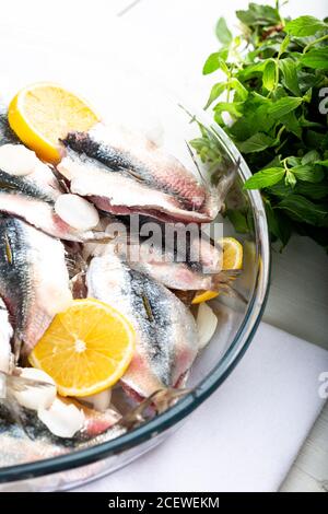 Sardines fraîches. Poisson avec légumes. Sardines préparées pour être cuites sur une plaque de cuisson Banque D'Images