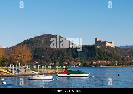 Vue sur Rocca di Angera depuis le front de mer d'Arona, sur les rives du lac majeur, Piémont, Italie Banque D'Images