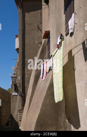 Blanchisserie étendus dehors maisons, Giglio Castello, l'île de Giglio, en Toscane, Italie Banque D'Images