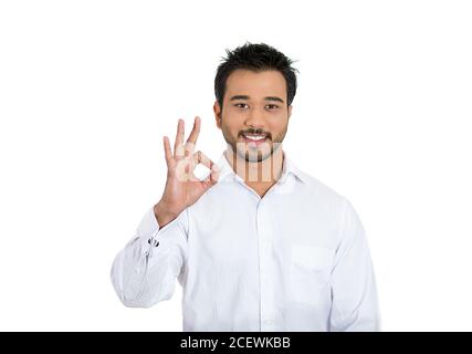 Gros plan portrait de jeune beau heureux, souriant homme excité donnant OK signe avec les doigts, isolé sur fond blanc. Émotions humaines positives, faci Banque D'Images