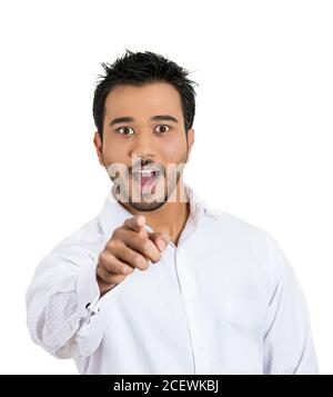 Gros plan portrait d'un beau jeune homme pointant avec l'index sentiment étourdi, dumbfrappé, dumbfed, regardant la caméra isolée sur le dos blanc Banque D'Images