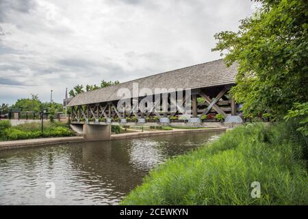 Pont couvert à l'ancienne traversant le sentier de promenade au-dessus de la rivière DuPage à Naperville, Illinois Banque D'Images