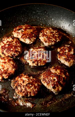 Quelqu'un cuisant des steaks de viande hachés. Photo Jeppe Gustafsson Banque D'Images
