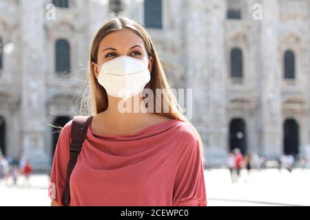 COVID-19 Jeune femme d'affaires portant un masque KN95 FFP2 pour la protection de la propagation du coronavirus à Milan, Italie Banque D'Images