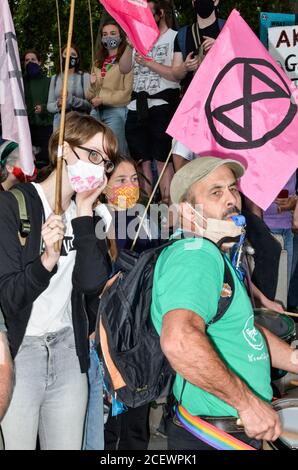 Extinction les manifestants de la rébellion convergent vers la place du Parlement, dans le centre de Londres, le deuxième jour de leur action environnementale, bloquant les routes à l'entrée et à la sortie de la région exigeant que le gouvernement écoute leur demande d'une assemblée de citoyens pour s'attaquer au changement climatique. Banque D'Images