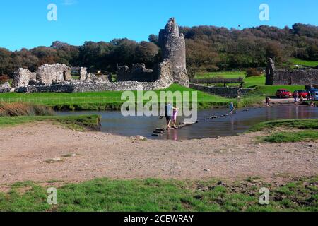 Les célèbres pierres de promenade traversant la rivière Ewenny sous les ruines du château d'Ogmore dans cette belle région du sud du pays de galles. Banque D'Images