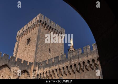 Vue intérieure sur l'architecture de l'ancinet au Palais des Papes, Avignon, France. Banque D'Images