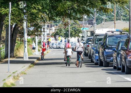 Une jeune famille a du plaisir à faire du vélo ensemble Banque D'Images