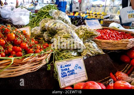 Antalya, Turquie - 07/17/2020: Les fruits frais / légumes sont vendus dans un marché local à Antalya. Tomates et okra frais emballés. Banque D'Images