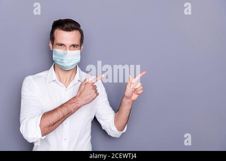 Portrait de son beau homme en bonne santé portant la gaze de sécurité masque de démonstration espace de copie affiche d'arrêt de l'infection grippe pandemia santé Banque D'Images