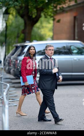 Suella Braverman, députée (Procureur général), et Robert Buckland, député de QC (Lord Chancelier et Secrétaire d'État à la Justice) Quitter une réunion du cabinet à Dow Banque D'Images