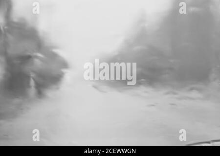 flou de pluie abondante tombant à travers le pare-brise de la voiture Banque D'Images