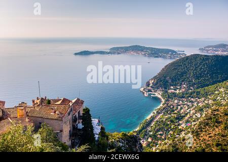 La vue sur la côte à Eze, le sommet de la colline en Provence, France. Banque D'Images