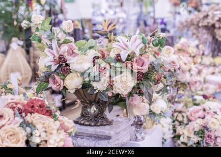 Un élégant bouquet de roses pour la décoration de la maison dans les couleurs pastel lilas. Décoration intérieure, fleurs artificielles branche de nénuphars avec feuilles vertes, romantis Banque D'Images