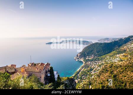 La vue sur la côte à Eze, le sommet de la colline en Provence, France. Banque D'Images