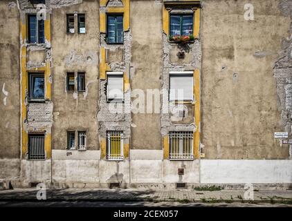 Budapest, Hongrie, août 2019, vue sur la façade d'un bâtiment en ruine dans la rue Pannonia Banque D'Images