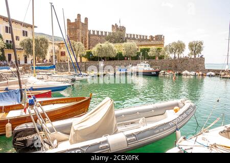 Vue sur Torri del Benaco dans la région de Varona nord de l'Italie sur le lac de Garde Banque D'Images