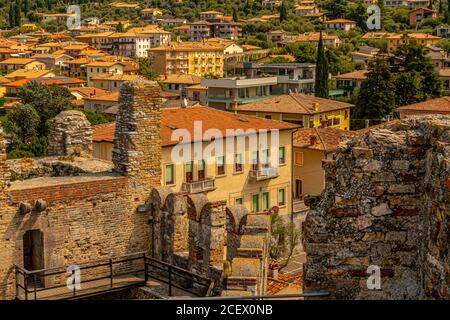 Vue sur Torri del Benaco dans la région de Varona nord de l'Italie sur le lac de Garde Banque D'Images