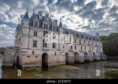 Vue au lever du soleil sur le château de Chenonceau, dans la vallée de la Loire, en France. Banque D'Images