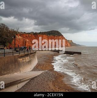 Les vagues se précipitent sous les falaises effondrées de Salcolmbe Hill à l'est de Sidmouth. La roche rouge sur les falaises est de la période du Trias. Nous Banque D'Images