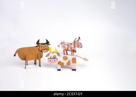 DIY comment faire de la vache ou du taureau à partir de papier de carton, étape 2, en utilisant du papier recyclé Banque D'Images