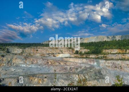 Grande ancienne carrière d'extraction de dolomie vue d'en haut. Banque D'Images