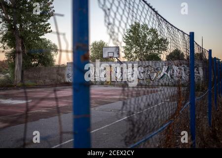 Belgrade, Serbie, 27 août 2020 terrain de basket usé situé sur le front de mer du Danube à Zemun Banque D'Images