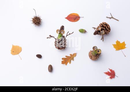 artisanat en matériaux naturels facile pour les enfants, article fait à la main en cône de pin et feuilles d'automne. Décoration du jour de Thanksgiving. Banque D'Images