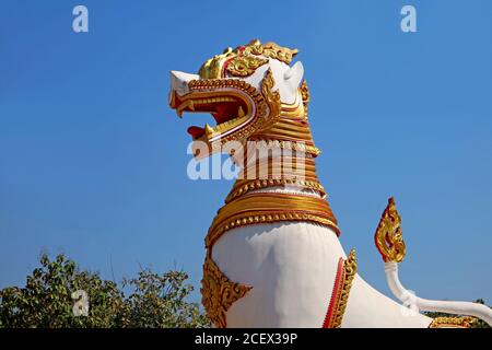 Une des deux grandes sculptures du lion au temple Chedi Buddhakhaya dans le district de Sangkhlaburi, province de Kanchanaburi, Thaïlande Banque D'Images