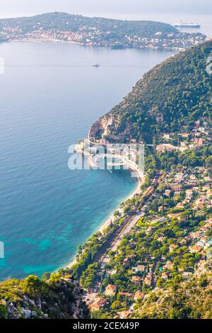 La vue sur la côte à Eze, le sommet de la colline en Provence, France. Banque D'Images