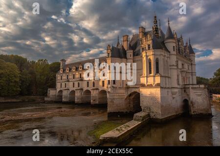 Vue au lever du soleil sur le château de Chenonceau, dans la vallée de la Loire, en France. Banque D'Images