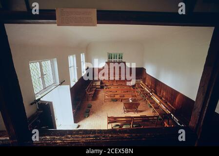 Chat noir sympathique dans Old Jordans Quaker Meeting House. Buckinghamshire. Angleterre. ROYAUME-UNI Banque D'Images