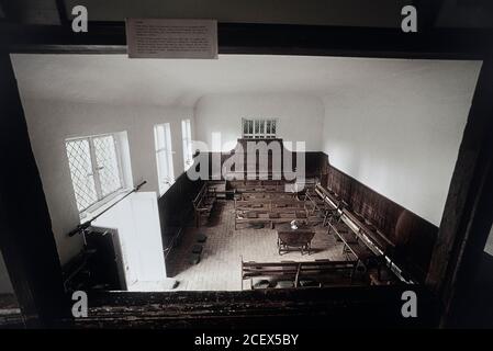 Chat noir sympathique dans Old Jordans Quaker Meeting House. Buckinghamshire. Angleterre. ROYAUME-UNI Banque D'Images