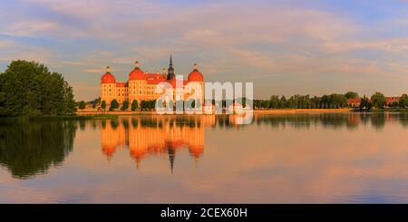 Château de Moritzburg (en allemand : Schloss Moritzburg) ou Moritzburg Palace est un palais baroque de Moritzburg, dans l'état allemand de Saxe, environ 13 kilomet Banque D'Images