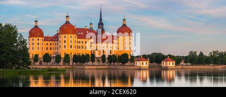 Château de Moritzburg (en allemand : Schloss Moritzburg) ou Moritzburg Palace est un palais baroque de Moritzburg, dans l'état allemand de Saxe, environ 13 kilomet Banque D'Images