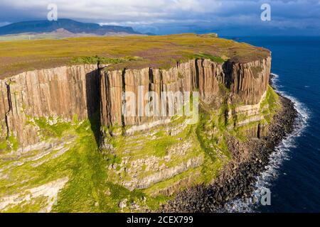 Vue aérienne des falaises de la mer appelée Kilt Rock à Staffin sur la péninsule de Trotternish sur l'île de Skye, Écosse, Royaume-Uni Banque D'Images