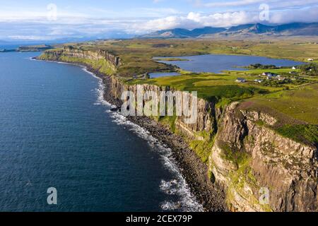 Vue aérienne des falaises de la mer appelée Kilt Rock à Staffin sur la péninsule de Trotternish sur l'île de Skye, Écosse, Royaume-Uni Banque D'Images