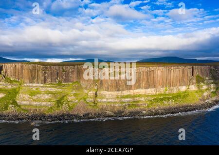 Vue aérienne des falaises de la mer appelée Kilt Rock à Staffin sur la péninsule de Trotternish sur l'île de Skye, Écosse, Royaume-Uni Banque D'Images