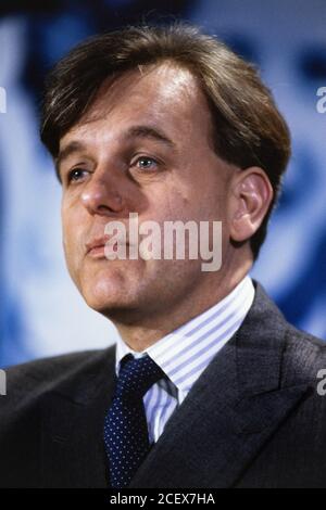 John Patten, député, secrétaire d'État à l'éducation, s'est exprimé lors d'une conférence de presse au QEII Conference Centre de Westminster. 28 juillet 1992. Photo: Neil Turner Banque D'Images