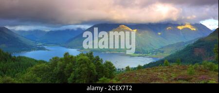 Paysage panoramique des cinq Sœurs de Kintail et du Loch Duich lors d'une soirée nuageuse juste avant le coucher du soleil, West Highlands, Écosse, Royaume-Uni. Banque D'Images