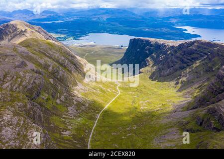 Vue aérienne du col Bealach na Ba sur la péninsule APPLECROSS sur la route North Coast 500 à Wester Ross, Écosse, Royaume-Uni Banque D'Images