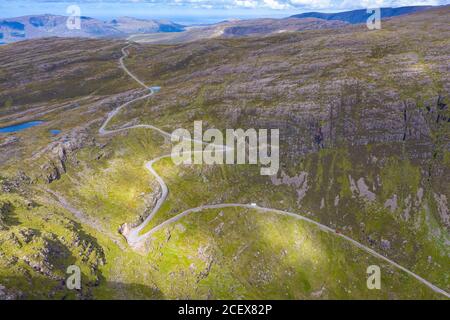 Vue aérienne du col Bealach na Ba sur la péninsule APPLECROSS à Wester Ross, Écosse, Royaume-Uni Banque D'Images