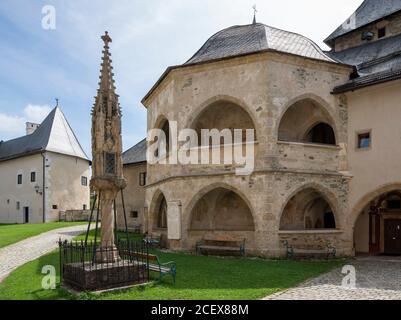 Maria Saal, Propstei- und Wallfahrtskirche Mariae Himmelfahrt, Karner und Lichtsäule am Domplatz Banque D'Images