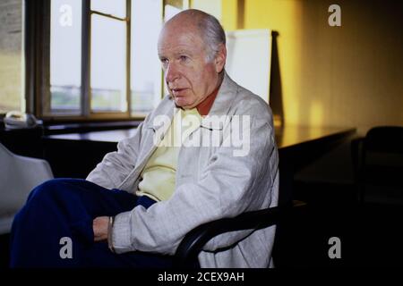 Peter Brook, réalisateur et théâtre, photographié au Royal National Theatre de Londres. 12 mai 1994. Photo: Neil Turner Banque D'Images