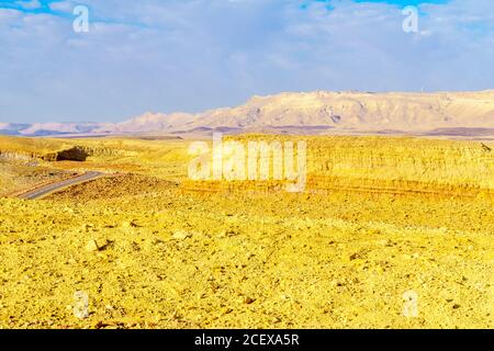 Vue sur le paysage le long de la route des couleurs de Ramon, à Makhtesh Ramon (cratère de Ramon), le désert du Negev, au sud d'Israël Banque D'Images