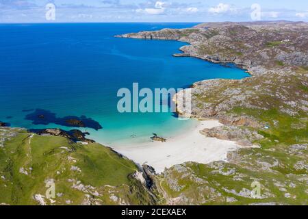 Vue aérienne de la plage à Achmelvich, Sutherland, région des Highlands d'Écosse, Royaume-Uni Banque D'Images