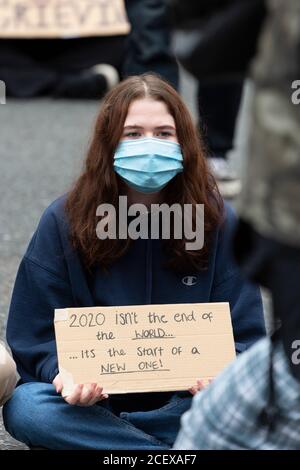 Une jeune fille est assise avec un écriteau au million People March, Londres, 30 août 2020 Banque D'Images