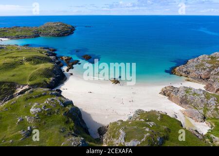 Vue aérienne de la plage à Achmelvich, Sutherland, région des Highlands d'Écosse, Royaume-Uni Banque D'Images