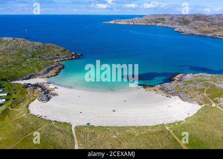 Vue aérienne de la plage à Achmelvich, Sutherland, région des Highlands d'Écosse, Royaume-Uni Banque D'Images