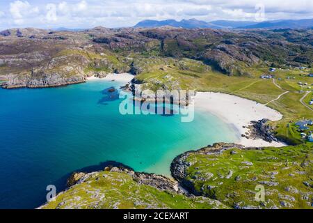 Vue aérienne de la plage à Achmelvich, Sutherland, région des Highlands d'Écosse, Royaume-Uni Banque D'Images